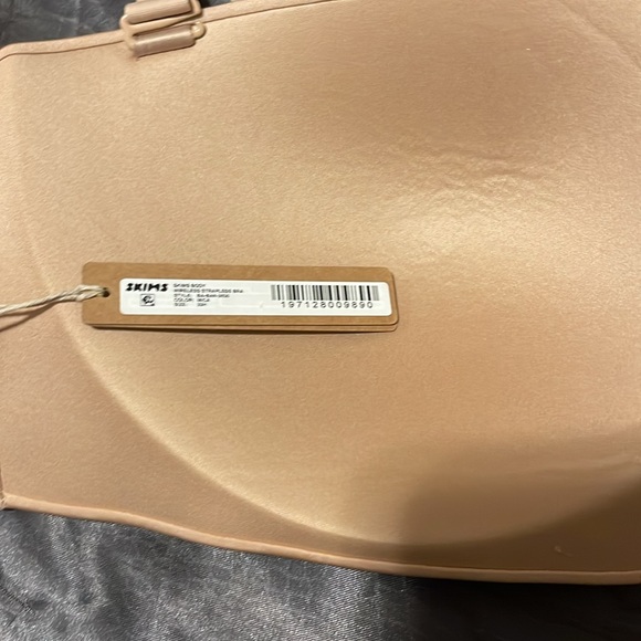 Skims Body Wireless Strapless Bra - Picture 5 of 8